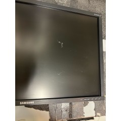 Skärmar begagnade - Samsung ergonomisk 24" LED-skärm (beg med stor repa skärm, se bild)