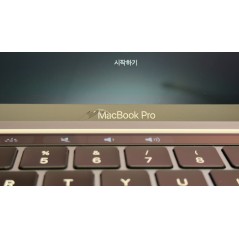 Begagnad MacBook Pro - MacBook Pro M1 2020 Touchbar 8GB 256GB SSD Rymdgrå (beg med liten spricka under skärmen, små märken skärm)